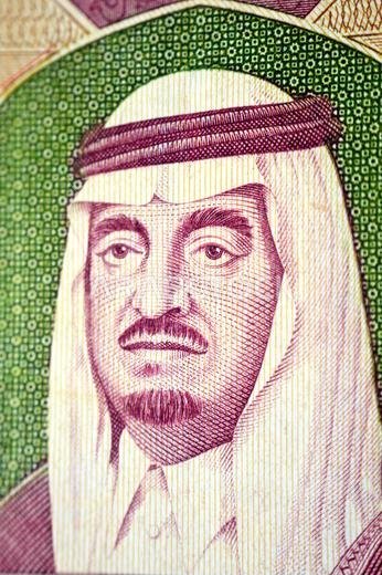 صورة الملك فهد بن عبد العزيز من الوجه الأمامي لورقة نقدية من فئة 100 ريال سعودي، كما يظهر عليها أيضاً اسم الرئيس.