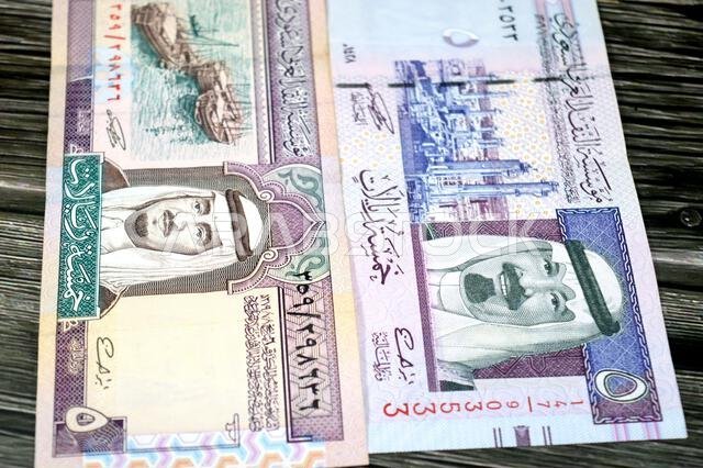 يحمل وجه ورقة نقدية من فئة 5 ريالات سعودية صورة الملك فهد وعبد الله بن عبد العزيز آل سعود.