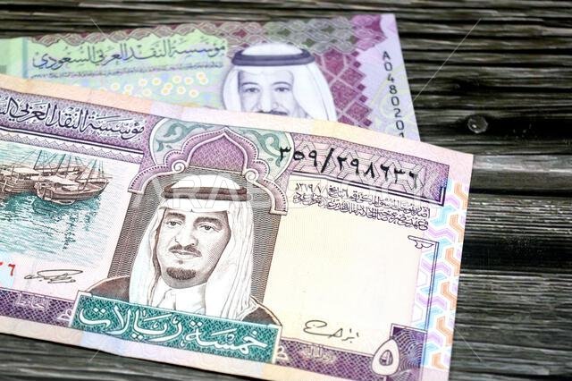 يحمل وجهي ورقة نقدية من فئة 5 ريالات سعودية قديمة وجديدة صورة الملك فهد والملك سلمان بن عبد العزيز.
