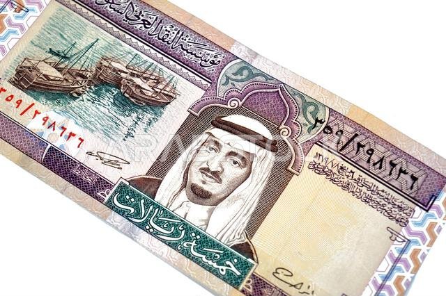 يُظهر الوجه الأمامي للورقة النقدية من فئة 5 ريالات سعودية صورة الملك فهد بن عبد العزيز آل سعود ومراكب الداو على اليسار