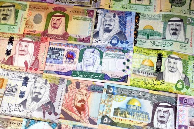 أوراق نقدية من الريال السعودي (SAR) من مختلف العصور والقيم، بدءًا من العملات القديمة ذات الطابع الكلاسيكي في عهد الملك فهد وحتى عهد الملك سلمان.
