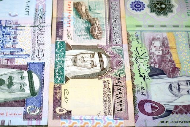 يحمل وجهي ورقة نقدية قديمة وجديدة من فئة 5 ريالات سعودية صورة الملك فهد وعبد الله والملك سلمان بن عبد العزيز.
