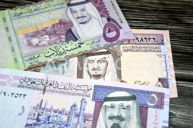 يحمل وجهي ورقة نقدية قديمة وجديدة من فئة 5 ريالات سعودية صورة الملك فهد وعبد الله والملك سلمان بن عبد العزيز.