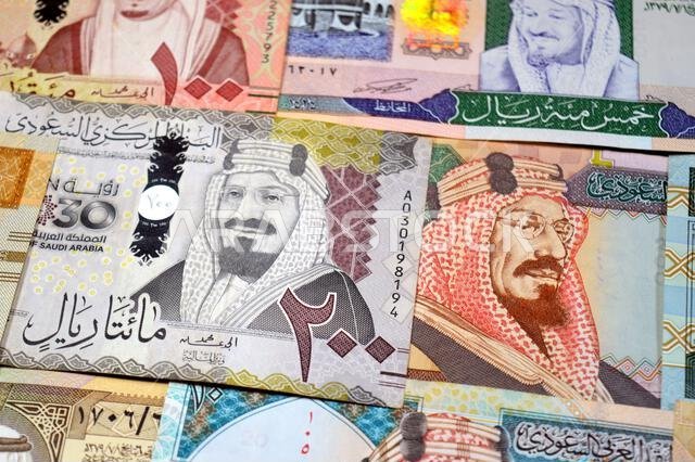 أوراق نقدية من الريال السعودي (SAR) من مختلف العصور والقيم، بدءًا من العملات القديمة ذات الطابع الكلاسيكي في عهد الملك فهد وحتى عهد الملك سلمان.