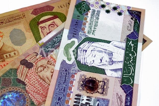 أوراق نقدية من الريال السعودي (SAR) بقيم مختلفة، تعود إلى عهد الملك فهد بن عبد العزيز آل سعود.