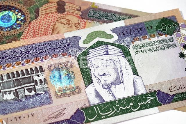 500 و200 ريال، أوراق نقدية قديمة من فئة الريال السعودي (SAR)، بقيم مختلفة، من عهد الملك فهد بن عبد العزيز آل سعود.