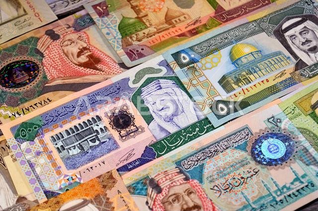 تاريخ العملات الورقية للريال السعودي (SAR)، من مختلف العصور والقيم، بدءًا من العملات القديمة ذات الطابع الكلاسيكي في عهد الملك فهد وحتى عهد الملك.