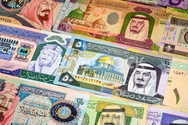 تاريخ العملات الورقية للريال السعودي (SAR)، من مختلف العصور والقيم، بدءًا من العملات القديمة ذات الطابع الكلاسيكي في عهد الملك فهد وحتى عهد الملك.
