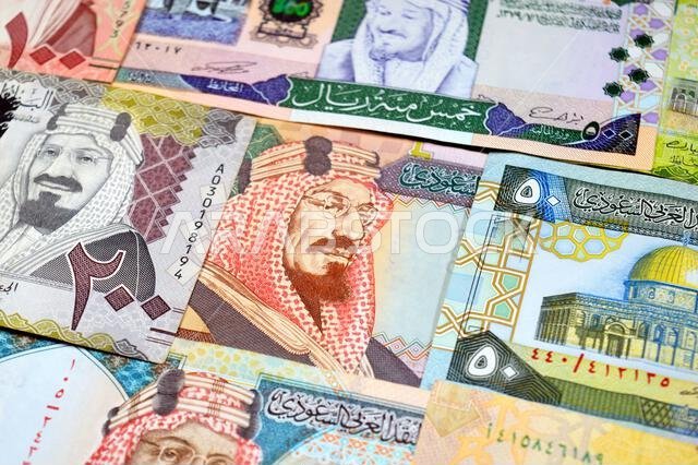 أوراق نقدية من الريال السعودي (SAR) من مختلف العصور والقيم، بدءًا من العملات القديمة ذات الطابع الكلاسيكي في عهد الملك فهد وحتى عهد الملك سلمان.