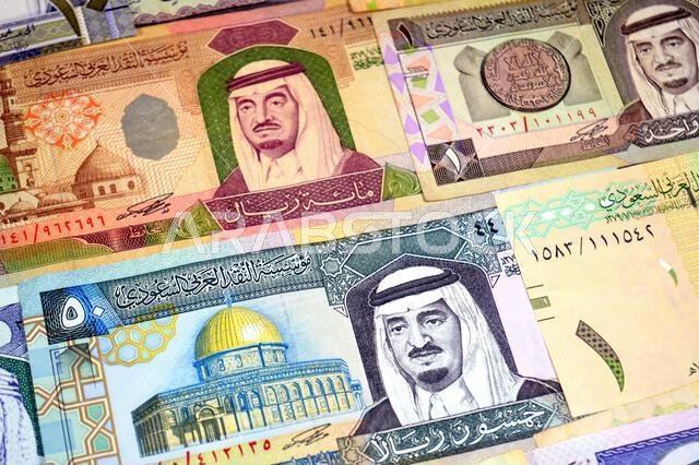 تاريخ العملات الورقية للريال السعودي (SAR)، من مختلف العصور والقيم، بدءًا من العملات القديمة ذات الطابع الكلاسيكي في عهد الملك فهد وحتى عهد الملك.