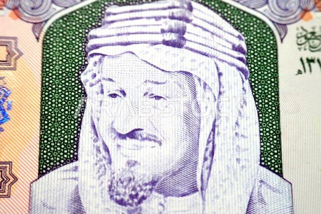صورة الملك عبد العزيز بن عبد الرحمن آل سعود على الوجه الأمامي لفئة 500 ريال سعودي، بالإضافة إلى...
