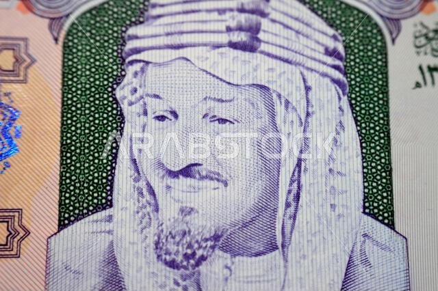 صورة الملك عبد العزيز بن عبد الرحمن آل سعود على الوجه الأمامي لفئة 500 ريال سعودي، بالإضافة إلى...