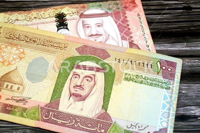 الوجه الأمامي لفئة 100 ريال سعودي، وهي فئة نقدية، يحمل صور الملك فهد والملك سلمان بن عبد العزيز والنبي.