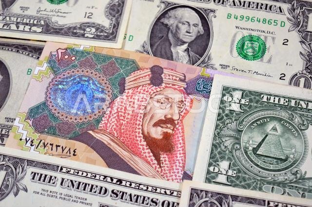 عملات ورقية من الدولارات الأمريكية والريال السعودي، من أزمنة وحقب وقيم مختلفة، عملات الريال السعودي والأمريكي