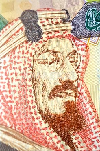 يظهر على وجه ورقة نقدية من فئة 200 ريال سعودي الملك عبد العزيز آل سعود، كما يظهر عليه صورة باب آل سعود.