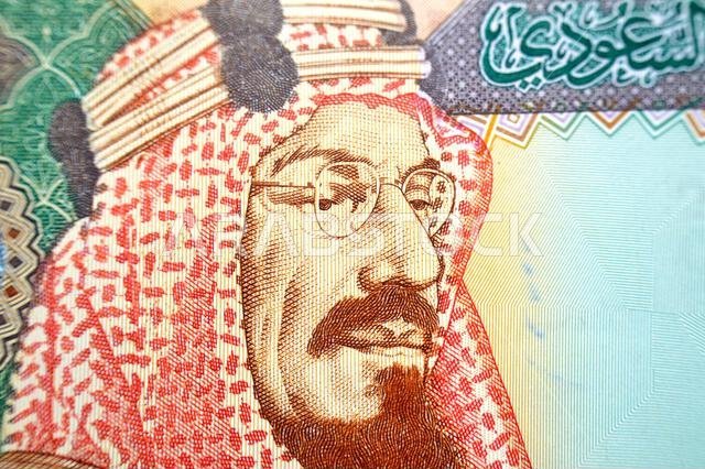 يظهر على وجه ورقة نقدية من فئة 200 ريال سعودي الملك عبد العزيز آل سعود، كما يظهر عليه صورة باب آل سعود.