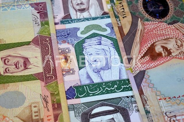 أوراق نقدية قديمة من الريال السعودي (SAR)، بقيم مختلفة، تعود إلى عهد الملك فهد بن عبد العزيز آل سعود، المملكة العربية السعودية