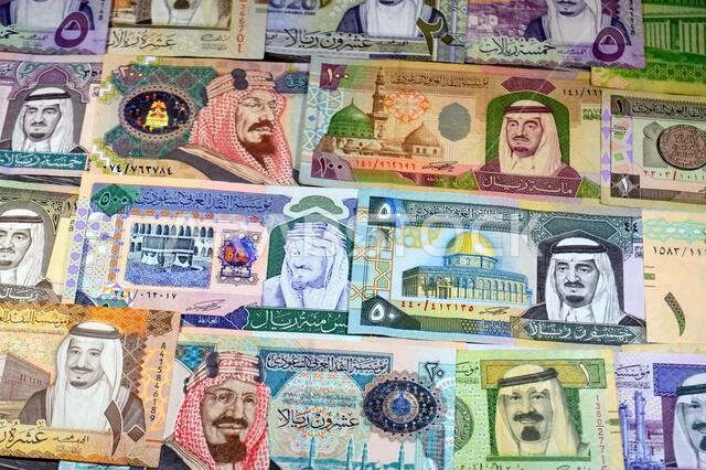 تاريخ العملات الورقية للريال السعودي (SAR)، من مختلف العصور والقيم، بدءًا من العملات القديمة ذات الطابع الكلاسيكي في عهد الملك فهد وحتى عهد الملك.