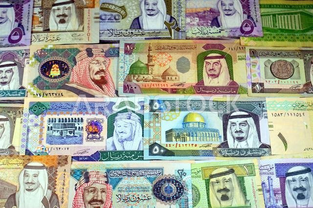 تاريخ العملات الورقية للريال السعودي (SAR)، من مختلف العصور والقيم، بدءًا من العملات القديمة ذات الطابع الكلاسيكي في عهد الملك فهد وحتى عهد الملك.