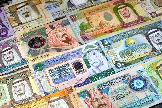 تاريخ العملات الورقية للريال السعودي (SAR)، من مختلف العصور والقيم، بدءًا من العملات القديمة ذات الطابع الكلاسيكي في عهد الملك فهد وحتى عهد الملك.