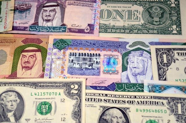 عملات ورقية من الدولارات الأمريكية والريال السعودي، من أزمنة وحقب وقيم مختلفة، عملات الريال السعودي والأمريكي