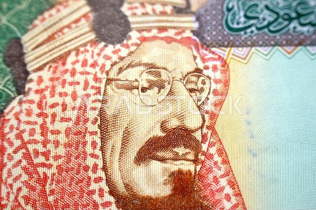 يظهر على وجه ورقة نقدية من فئة 200 ريال سعودي الملك عبد العزيز آل سعود، كما يظهر عليه صورة باب آل سعود.