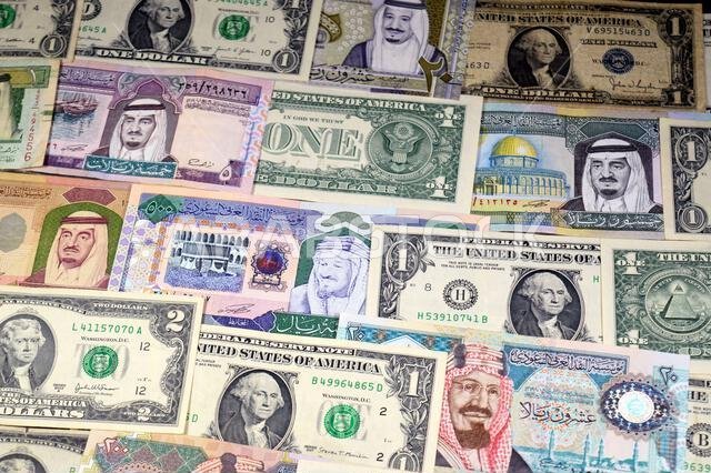 عملات ورقية من الدولارات الأمريكية والريال السعودي، من أزمنة وحقب وقيم مختلفة، عملات الريال السعودي والأمريكي