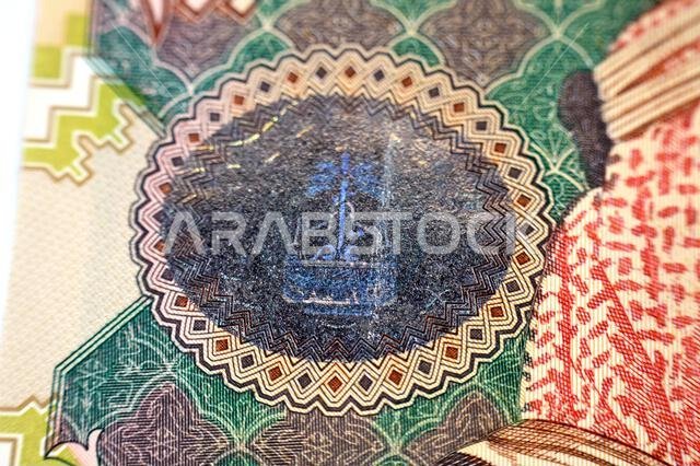 صورة مقرّبة للوجه الأمامي لورقة نقدية من فئة 200 ريال سعودي، تحمل صورة الملك عبد العزيز آل سعود، وصورة باب آل سعود.