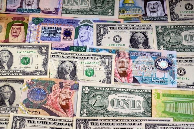 عملات ورقية من الدولارات الأمريكية والريال السعودي، من أزمنة وحقب وقيم مختلفة، عملات الريال السعودي والأمريكي