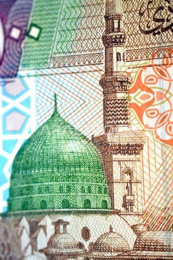 يظهر المسجد النبوي في المدينة المنورة من الجهة الأمامية لورقة نقدية من فئة 100 ريال سعودي، كما يظهر عليها صورة شخصية.