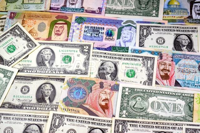 عملات ورقية من الدولارات الأمريكية والريال السعودي، من أزمنة وحقب وقيم مختلفة، عملات الريال السعودي والأمريكي