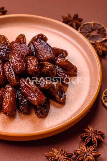 تمر مجفف في طبق خزفي، طعام عربي لمائدة رمضان. التمر المجفف كخلفية طعام لتصميمك.