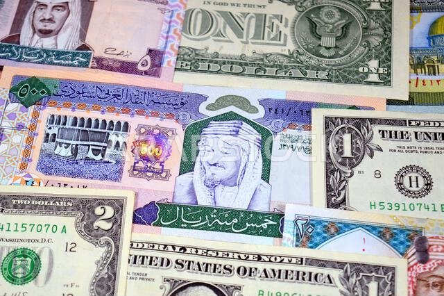 عملات ورقية من الدولارات الأمريكية والريال السعودي، من أزمنة وحقب وقيم مختلفة، عملات الريال السعودي والأمريكي