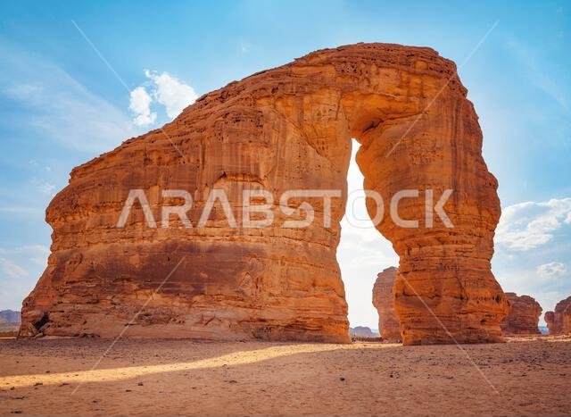 جبل الفيل - صخرة الفيل في صحراء العلا، والشمس الساطعة خلفها