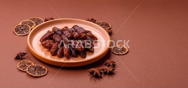 تمر مجفف في طبق خزفي، طعام عربي لمائدة رمضان. التمر المجفف كخلفية طعام لتصميمك.