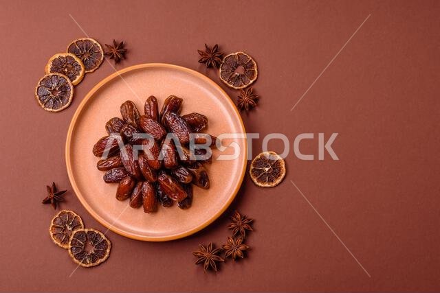 تمر مجفف في طبق خزفي، طعام عربي لمائدة رمضان. التمر المجفف كخلفية طعام لتصميمك.