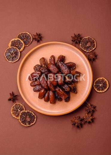 تمر مجفف في طبق خزفي، طعام عربي لمائدة رمضان. التمر المجفف كخلفية طعام لتصميمك.