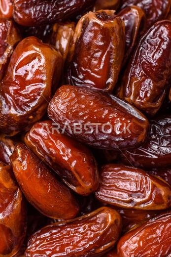 تمر مجفف في طبق خزفي، طعام عربي لمائدة رمضان. التمر المجفف كخلفية طعام لتصميمك.