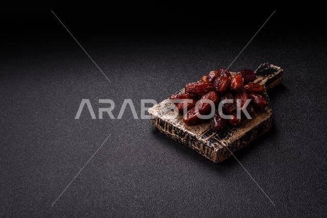 تمر مجفف في طبق خزفي، طعام عربي لمائدة رمضان. التمر المجفف كخلفية طعام لتصميمك.