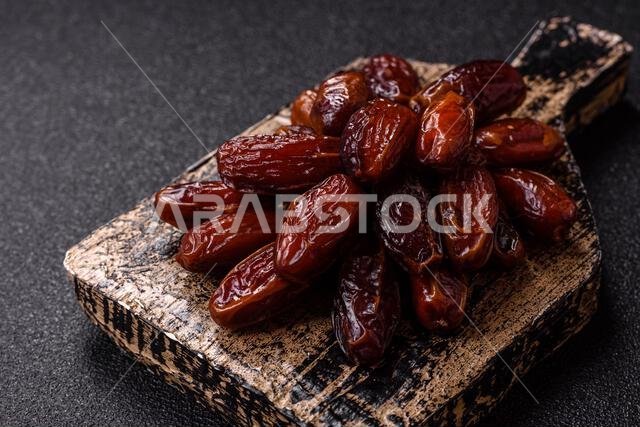 تمر مجفف في طبق خزفي، طعام عربي لمائدة رمضان. التمر المجفف كخلفية طعام لتصميمك.