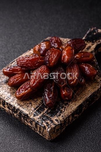 تمر مجفف في طبق خزفي، طعام عربي لمائدة رمضان. التمر المجفف كخلفية طعام لتصميمك.