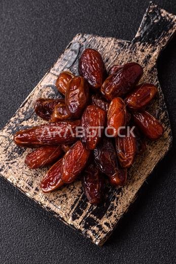 تمر مجفف في طبق خزفي، طعام عربي لمائدة رمضان. التمر المجفف كخلفية طعام لتصميمك.