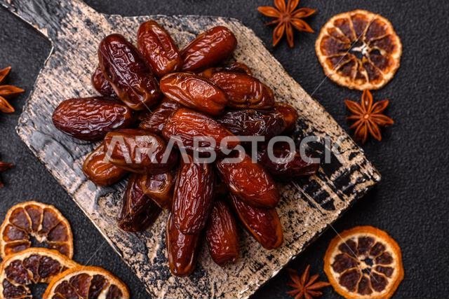تمر مجفف في طبق خزفي، طعام عربي لمائدة رمضان. التمر المجفف كخلفية طعام لتصميمك.