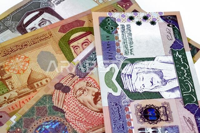أوراق نقدية من الريال السعودي (SAR) بقيم مختلفة، تعود إلى عهد الملك فهد بن عبد العزيز آل سعود.