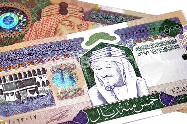 500 و200 ريال، أوراق نقدية قديمة من فئة الريال السعودي (SAR)، بقيم مختلفة، من عهد الملك فهد بن عبد العزيز آل سعود.
