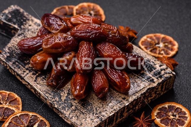 تمر مجفف في طبق خزفي، طعام عربي لمائدة رمضان. التمر المجفف كخلفية طعام لتصميمك.
