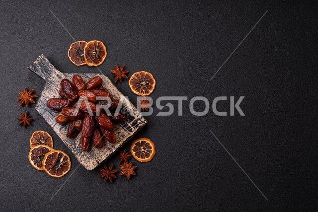 تمر مجفف في طبق خزفي، طعام عربي لمائدة رمضان. التمر المجفف كخلفية طعام لتصميمك.