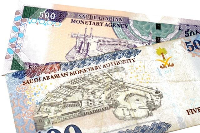 يظهر على الوجه الخلفي للورقة النقدية القديمة والجديدة من فئة 500 ريال سعودي فناء المسجد الحرام في مكة المكرمة.