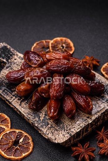 تمر مجفف في طبق خزفي، طعام عربي لمائدة رمضان. التمر المجفف كخلفية طعام لتصميمك.