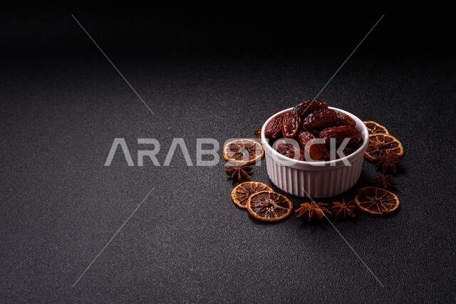 تمر مجفف في طبق خزفي، طعام عربي لمائدة رمضان. التمر المجفف كخلفية طعام لتصميمك.